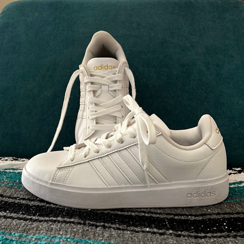 Grand Court 2.0 Sneaker lightly worn.